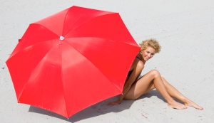 red-umbrella-woman-beach-628x363